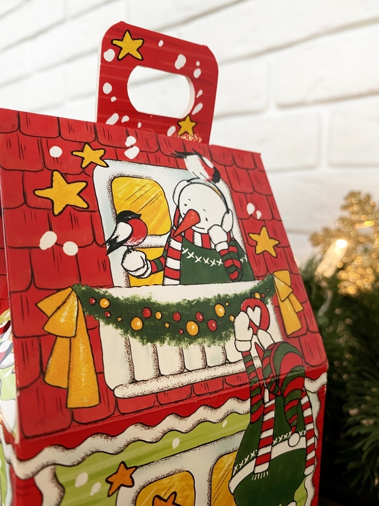 Коробка новогодняя подарочная Домик снеговиков, 91х70х157 (+30) мм (домик) — изображение 4